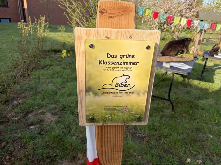 Goldenes Schild mit Biber Logo am Eingang zum Grünen Klassenzimmer
